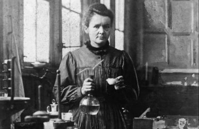 Marie Curie es la madre de la física moderna. Dejó un legado enorme para el mundo científico descubriendo el radio y el polonio. Fue la primera mujer en obtener un Premio Nobel en 1903 y el de Química en 1911 por aislar el radio puro.