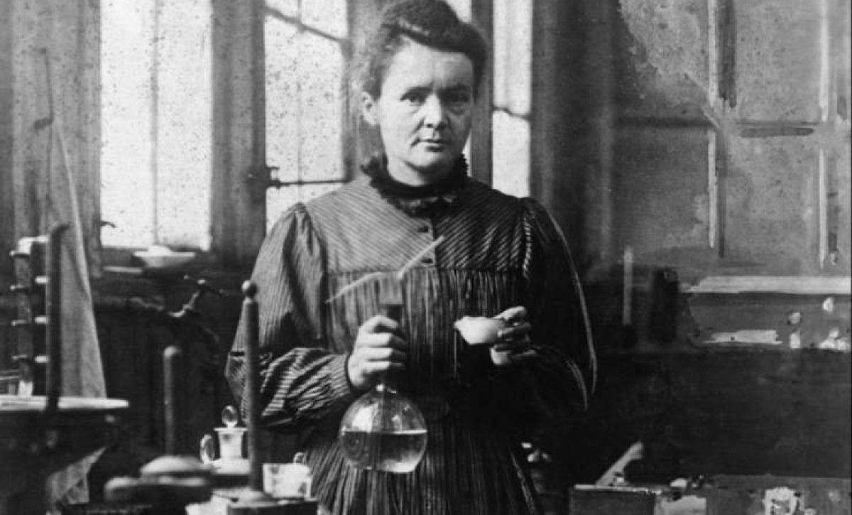 Marie Curie es la madre de la física moderna. Dejó un legado enorme para el mundo científico descubriendo el radio y el polonio. Fue la primera mujer en obtener un Premio Nobel en 1903 y el de Química en 1911 por aislar el radio puro.