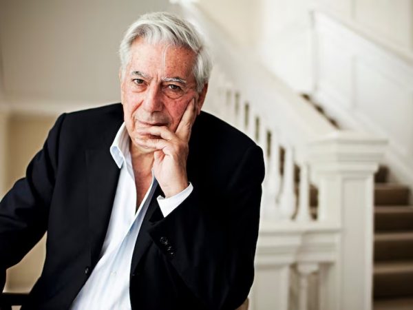 Mario Vargas Llosa fue cremado y es despedido en una ceremonia privada