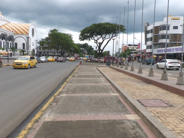 Martes sin lluvias y con tráfico vehicular moderado en el casco urbano de Portoviejo