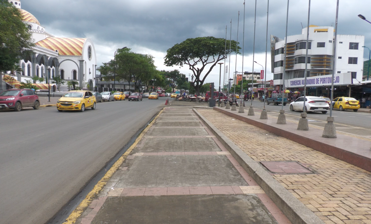 Martes sin lluvias y con tráfico vehicular moderado en el casco urbano de Portoviejo