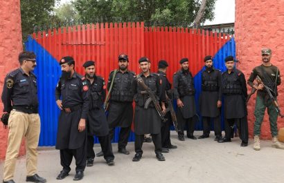 Más de 200 reclusos escaparon de la prisión de Malir, en Karachi, Pakistán, tras un sismo leve que llevó a su evacuación temporal,