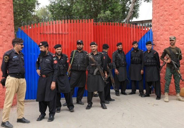 Más de 200 reclusos escaparon de la prisión de Malir, en Karachi, Pakistán, tras un sismo leve que llevó a su evacuación temporal,
