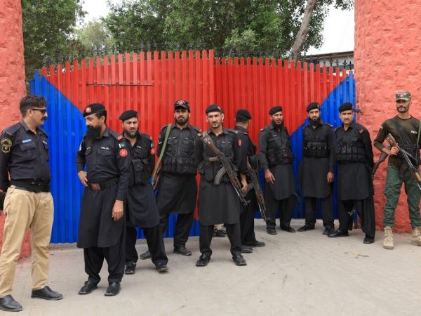 Más de 200 reclusos escaparon de la prisión de Malir, en Karachi, Pakistán, tras un sismo leve que llevó a su evacuación temporal,