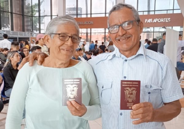 Más de 4.500 personas de grupos de atención prioritaria reciben pasaporte mensualmente, sin agendamiento de turno, en Guayaquil. (Registro Civil).
