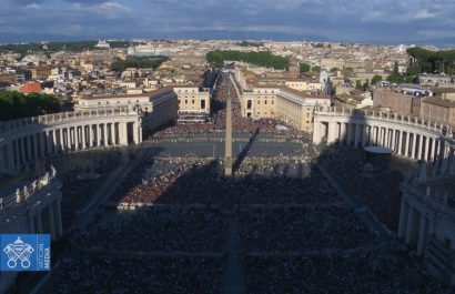 Más de 40 mil personas a la espera de escuchar el 'Habemus papam'