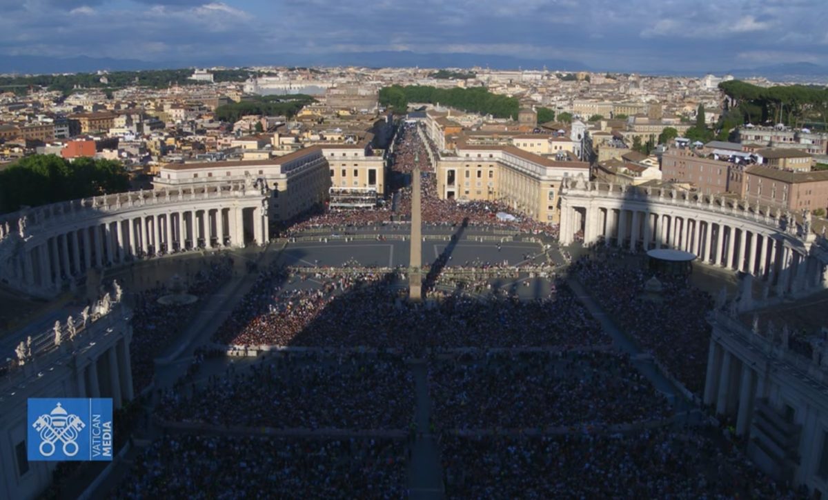 Más de 40 mil personas a la espera de escuchar el 'Habemus papam'
