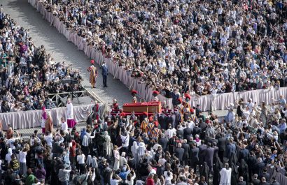Más de 90 mil personas han acudido a despedirse del papa Francisco