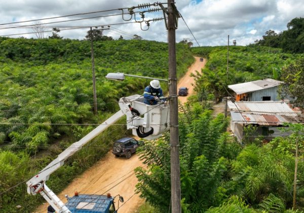 Más de mil personas se benefician con trabajos de mantenimiento eléctrico en la provincia de Pichincha. (Ministerio de Energía y Minas).