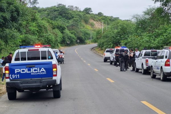 Masacre en zona rural deja cinco víctimas incineradas junto a vehículo.