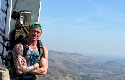 Matt Jones caminó con 37 kilos en su espalda para cumplir apuesta póstuma