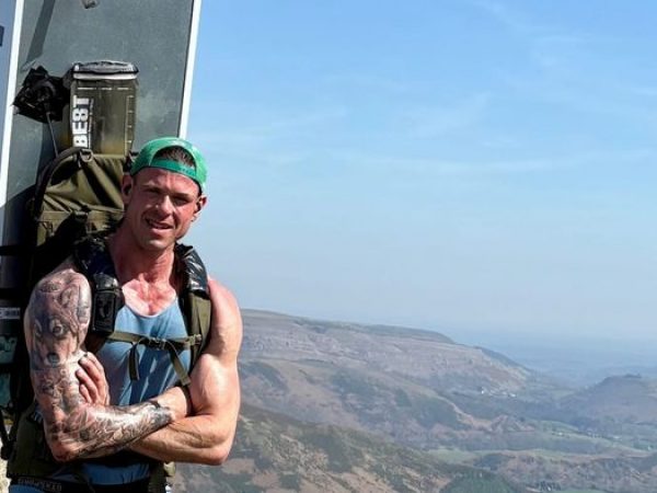 Matt Jones caminó con 37 kilos en su espalda para cumplir apuesta póstuma