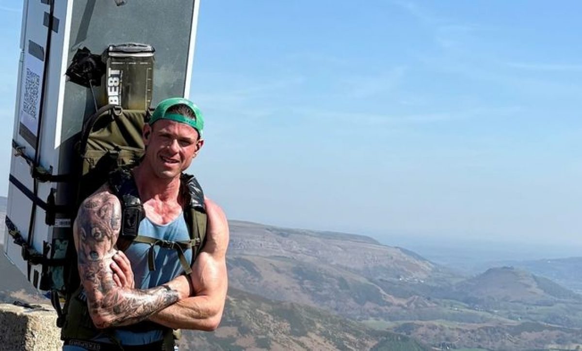 Matt Jones caminó con 37 kilos en su espalda para cumplir apuesta póstuma
