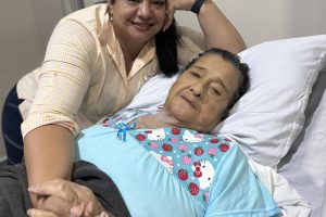 Esta fotografía fue compartida por la gobernadora de Manabí, aurora Valle, junto a su madre.