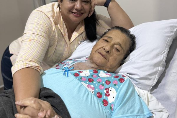 Esta fotografía fue compartida por la gobernadora de Manabí, aurora Valle, junto a su madre.