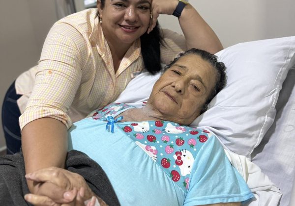 Esta fotografía fue compartida por la gobernadora de Manabí, aurora Valle, junto a su madre.