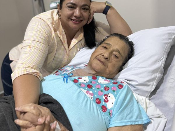 Esta fotografía fue compartida por la gobernadora de Manabí, aurora Valle, junto a su madre.