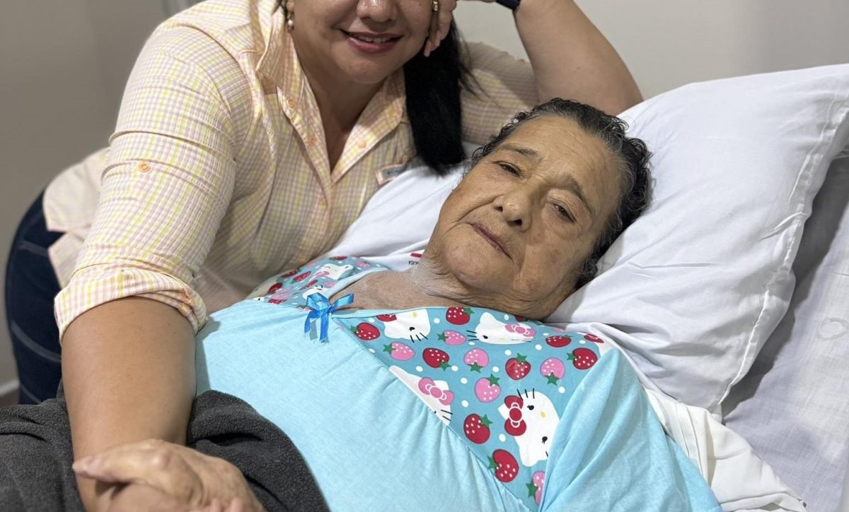 Esta fotografía fue compartida por la gobernadora de Manabí, aurora Valle, junto a su madre.