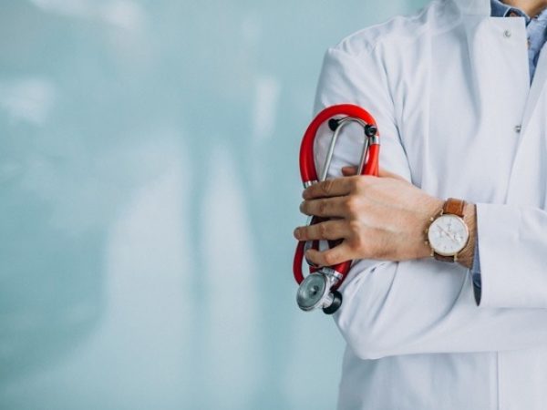 El Colegio de Médicos de Manabí exigió acciones inmediatas del Gobierno del Ecuador ante las acusaciones de fraude contra médicos ecuatorianos en Argentina