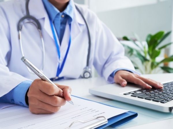 En el programa de Eduardo Feinmann, se presentaron conversaciones y estadísticas que, según ellos, apuntan a médicos ecuatorianos egresados de tres universidades de Ecuador