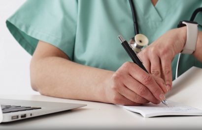 Médicos ecuatorianos enfrentan nuevas barreras en Argentina