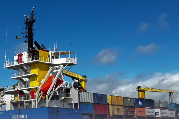 Mejoras en el transporte marítimo de carga hacia Galápagos impulsan abastecimiento