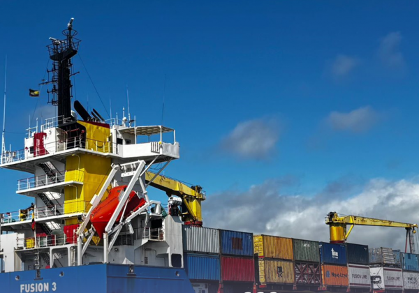 Mejoras en el transporte marítimo de carga hacia Galápagos impulsan abastecimiento