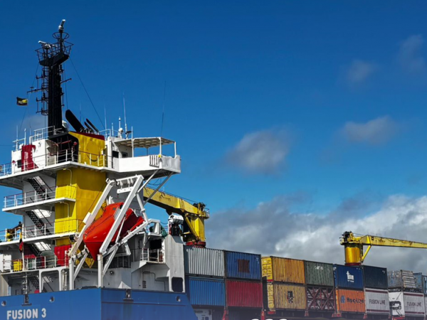 Mejoras en el transporte marítimo de carga hacia Galápagos impulsan abastecimiento