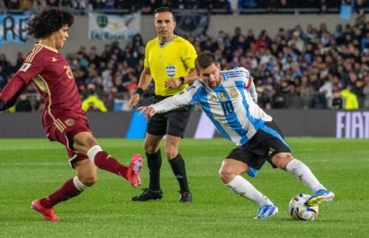 El argentino Lionel Messi (derecha) intenta superar la marca del venezolano Eduard Bello.