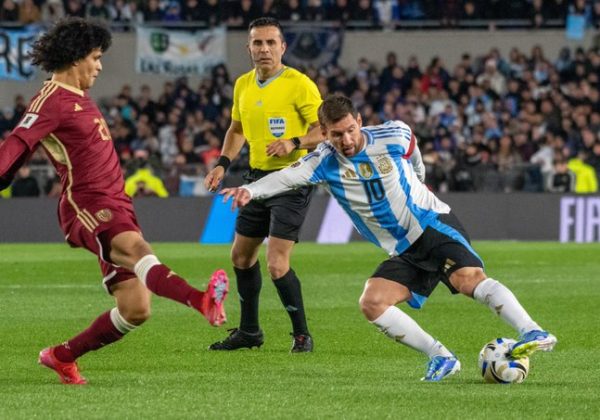 El argentino Lionel Messi (derecha) intenta superar la marca del venezolano Eduard Bello.