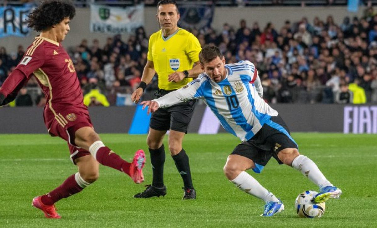 El argentino Lionel Messi (derecha) intenta superar la marca del venezolano Eduard Bello.