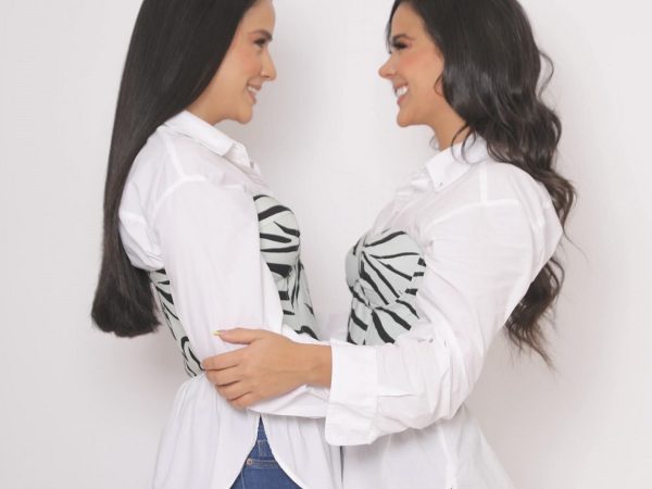 Michela Pincay junto a su hermana Iesmín Pincay