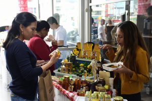 Emprendedores y apicultores participaron en el encuentro.