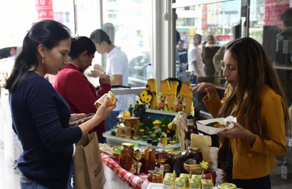 Emprendedores y apicultores participaron en el encuentro.