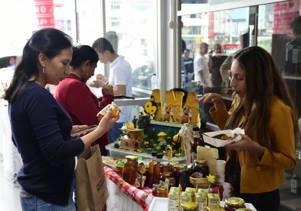 Emprendedores y apicultores participaron en el encuentro.