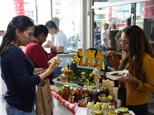 Emprendedores y apicultores participaron en el encuentro.