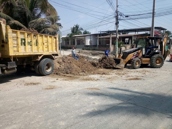 Mientras en un cantón se activa un plan de contingencia ante el corte de agua potable, en otros se ejecutan obras viales