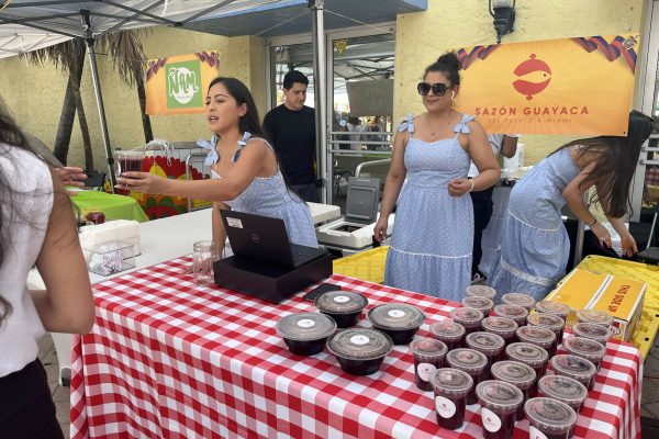 Migrantes ecutorianos preparan esta bebida ancestral y lo hacen fuera de su fecha tradicional.