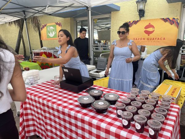 Migrantes ecutorianos preparan esta bebida ancestral y lo hacen fuera de su fecha tradicional.