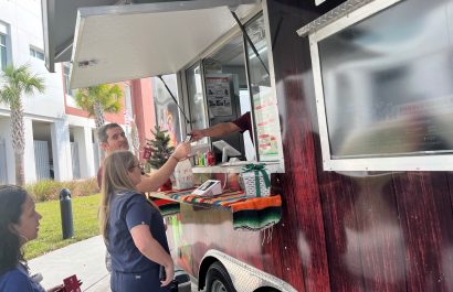 Migrantes hispanos de varias nacionalidades emprenden el negocio de estos carritos de comida (food truck).