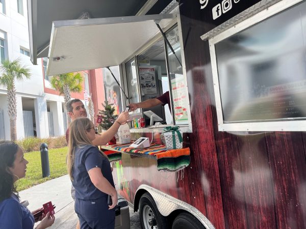 Migrantes hispanos de varias nacionalidades emprenden el negocio de estos carritos de comida (food truck).
