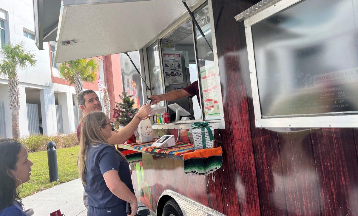 Migrantes hispanos de varias nacionalidades emprenden el negocio de estos carritos de comida (food truck).