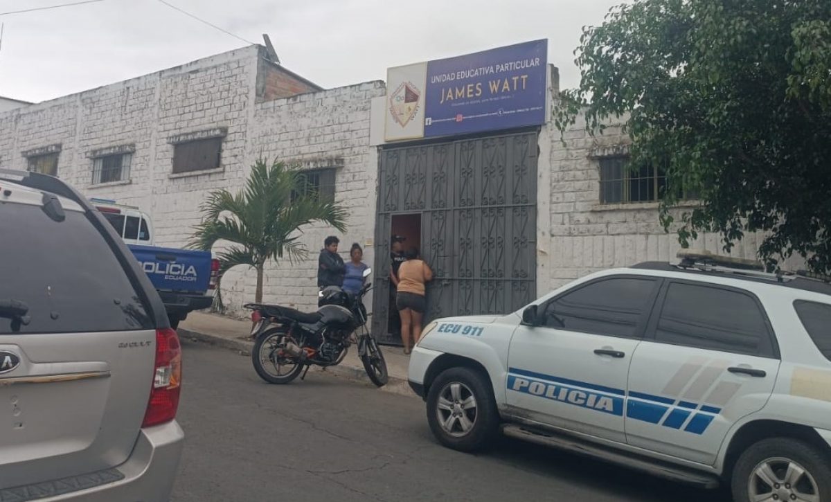 Miguel Ángel Cedeño, psicólogo escolar de 30 años, falleció a la 01h00 de este miércoles 8 de octubre en el hospital del Seguro Social en Manta.