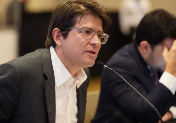 Miguel Uribe Turbay, político colombiano de 38 años, comenzó su rehabilitación neurológica en la Clínica del Country en Bogotá,