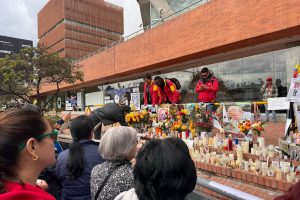 La fotografía tomada del medio La FM, muestra a simpatizantes que han colocado velas, en los exteriores de la Fundación Santa Fe de Bogotá.