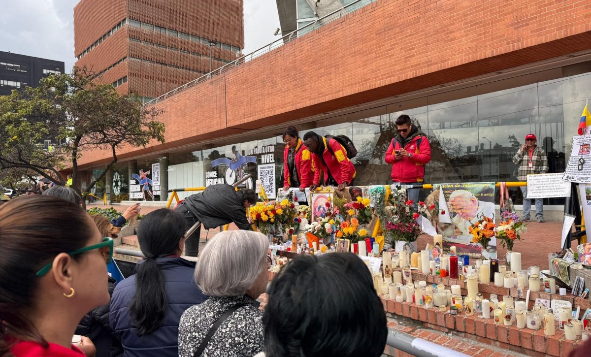 La fotografía tomada del medio La FM, muestra a simpatizantes que han colocado velas, en los exteriores de la Fundación Santa Fe de Bogotá.