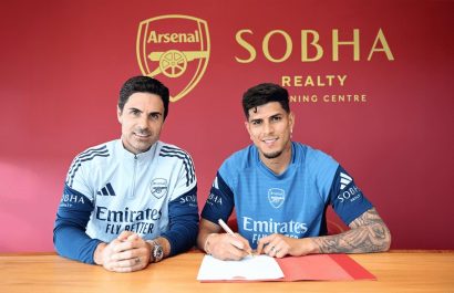 Mikel Arteta, entrenador de Arsenal junto al ecuatoriano Piero Hincapié