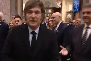 Videos captaron el momento en que Jorge Macri queda con la mano extendida, al ser ignorado por Javier Milei.