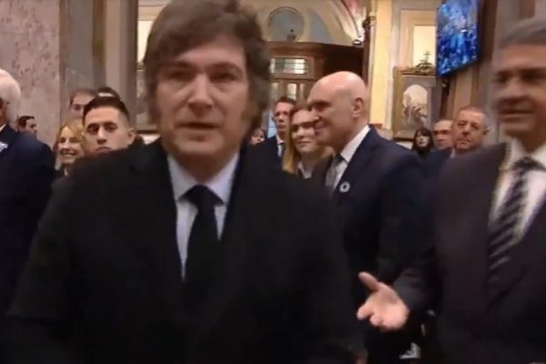 Videos captaron el momento en que Jorge Macri queda con la mano extendida, al ser ignorado por Javier Milei.