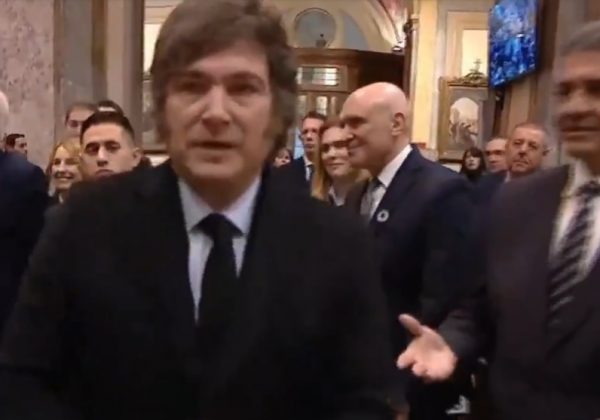 Videos captaron el momento en que Jorge Macri queda con la mano extendida, al ser ignorado por Javier Milei.